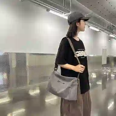 雅鹿 复古休闲旅行休闲简约百搭潮牌 帆布 单肩包帆布包斜挎包 男女同款情侣款 灰色/黑色/绿色/棕色