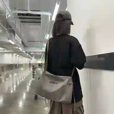 雅鹿 复古休闲旅行休闲简约百搭潮牌 帆布 单肩包帆布包斜挎包 男女同款情侣款 灰色/黑色/绿色/棕色