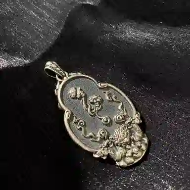 925