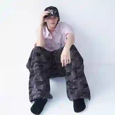 永言 夏季趣味粉色卡通贴纸印花清爽条纹宽松休闲短袖衬衫 男女同款