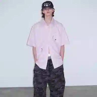 永言 夏季趣味粉色卡通贴纸印花清爽条纹宽松休闲短袖衬衫 男女同款