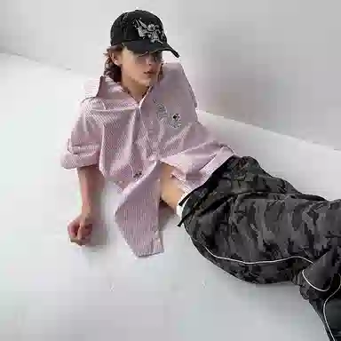 永言 夏季趣味粉色卡通贴纸印花清爽条纹宽松休闲短袖衬衫 男女同款
