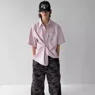 永言 夏季趣味粉色卡通贴纸印花清爽条纹宽松休闲短袖衬衫 男女同款