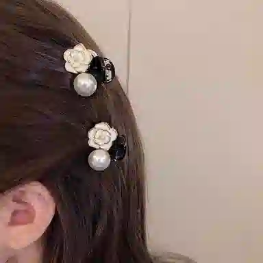 希铃 山茶花黑白两色碎发小抓夹 亚克力 发夹 女款