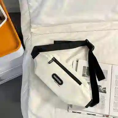 小猪班纳 轻便斜挎包潮牌日系简约 尼龙 胸包 常规 男女同款情侣款 多色