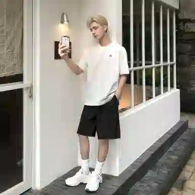 maxim's de paris vibe