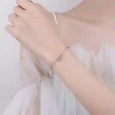925