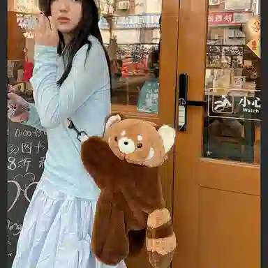 绿野客 小熊猫趴趴包 毛绒斜挎包 个性 女可爱软乎乎耳机背包 玩偶 尼龙  双肩包 黄色
