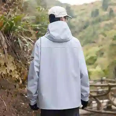 阿凡迪  时尚潮流创意个性简约字母臂章印花宽松休闲高级感百搭舒适登山户外运动拉链连帽  防水透气耐磨防泼水冲锋衣 男女同款