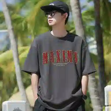 maxim's de paris logoT