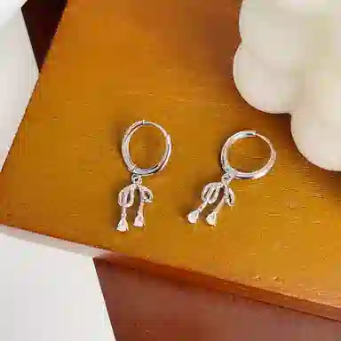 925
