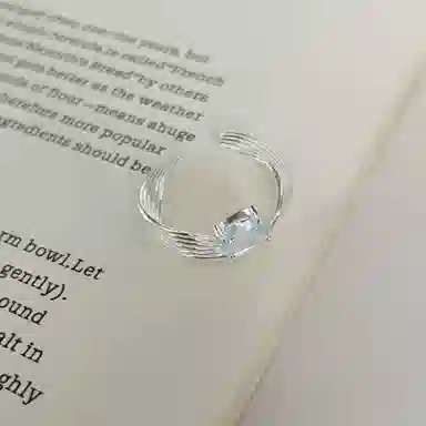925