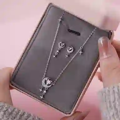 925