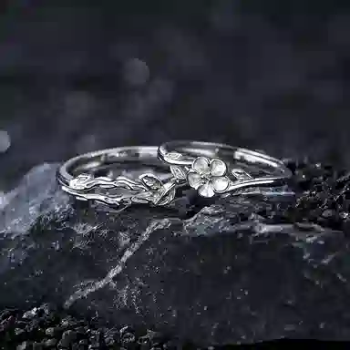 925