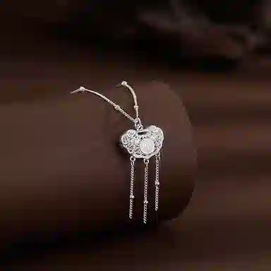 925