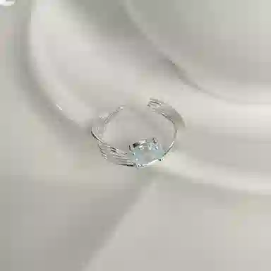 925