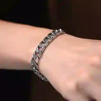925