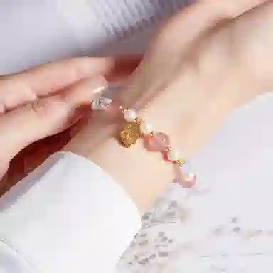 子婳 甜美如意招桃花旺正缘福牌新中式复古国潮时尚轻奢日常通勤百搭高级感 草莓晶 手串 女款