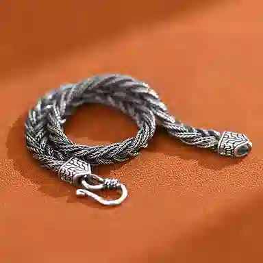925