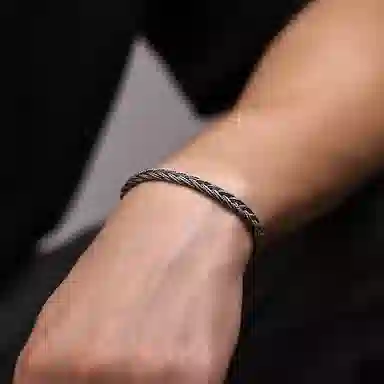 925