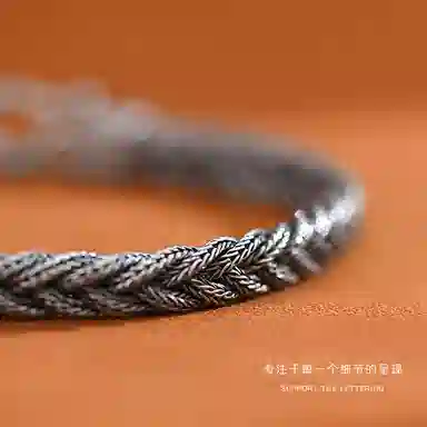 925
