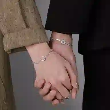 925