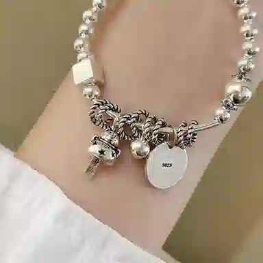 925
