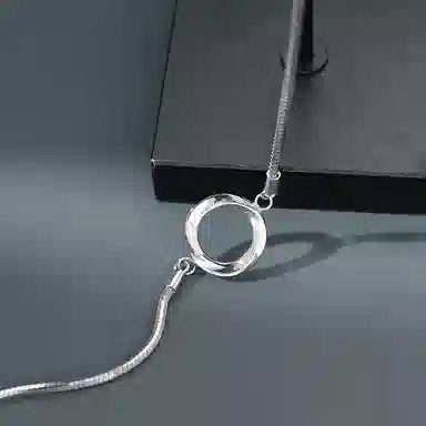 925