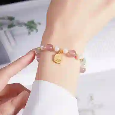 子婳 甜美如意招桃花旺正缘福牌新中式复古国潮时尚轻奢日常通勤百搭高级感 草莓晶 手串 女款