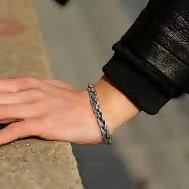 925
