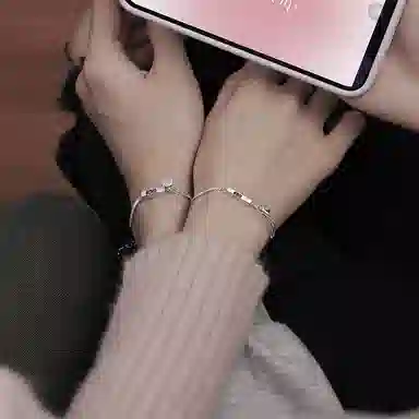 925
