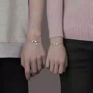 925