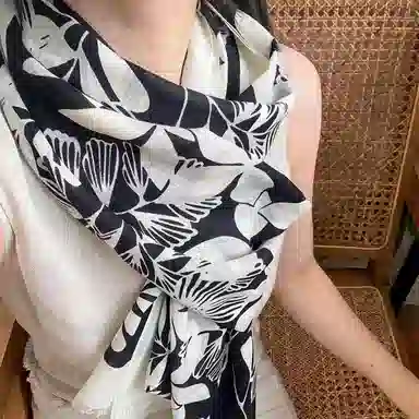 莎莎 花笺系列 纸间花影时尚百搭经典款大花设计优雅精纺长巾 外出拍照旅游必备披肩 绵羊毛 绒线围巾 女款