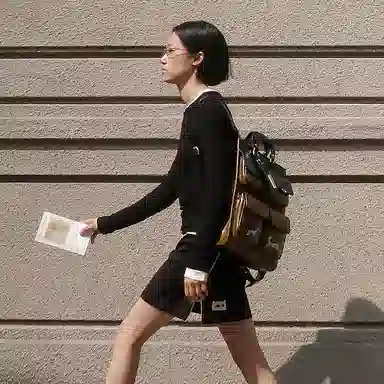 大犬乌马 复古通勤百搭 超纤皮 双肩包 大号 女款 黑棕色