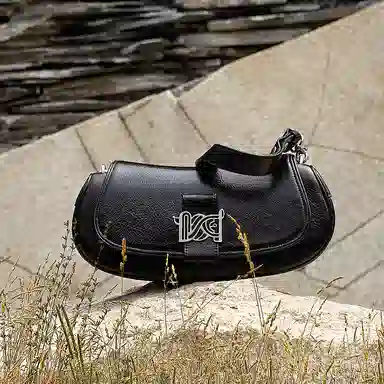 大犬乌马 纯色复古高级时尚 牛皮 马鞍包单肩包 小号 女款 黑巧