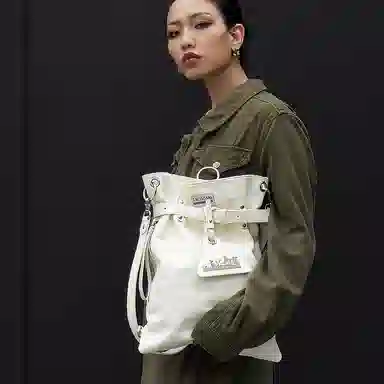 大犬乌马 束口软包设计 牛皮 双肩包 中号 女款 奶昔白