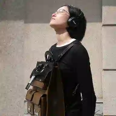 大犬乌马 复古通勤百搭 超纤皮 双肩包 大号 女款 黑棕色