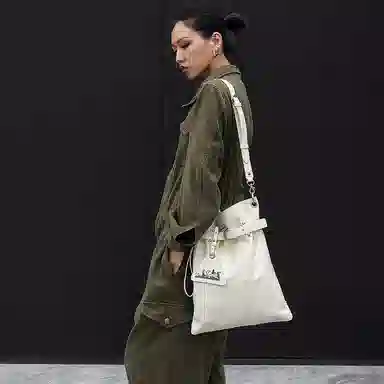 大犬乌马 束口软包设计 牛皮 双肩包 中号 女款 奶昔白