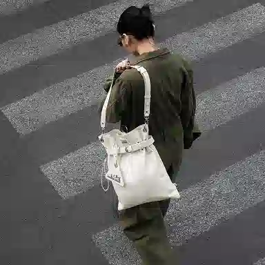 大犬乌马 束口软包设计 牛皮 双肩包 中号 女款 奶昔白