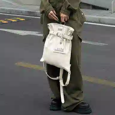 大犬乌马 束口软包设计 牛皮 双肩包 中号 女款 奶昔白