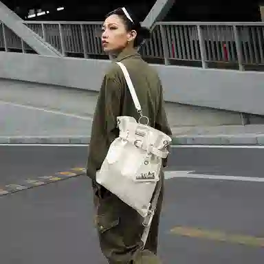 大犬乌马 束口软包设计 牛皮 双肩包 中号 女款 奶昔白