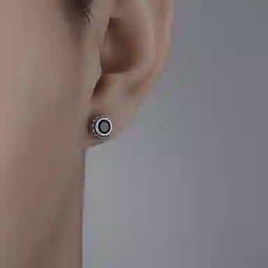 925