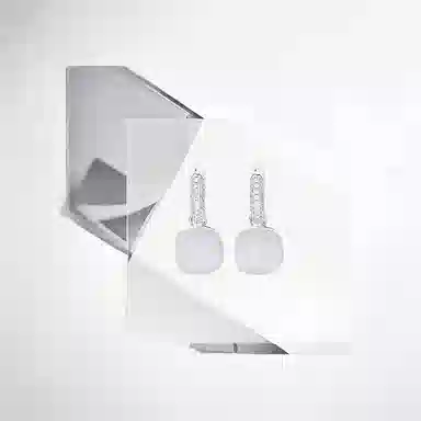 925