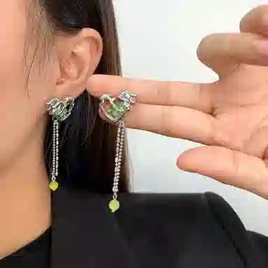 清脆小溪 镂空爱心流苏 通勤时尚百搭款高级感气质轻奢风 合金 耳环 女款