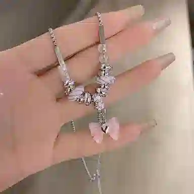 清脆小溪 甜酷粉色蝴蝶结小清新轻奢小众设计精致轻奢优雅高级感高贵典雅甜美时尚气质时髦百搭 合金 挂件 女款