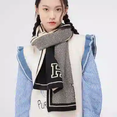 红豆 秋冬保暖户外字母提花外搭披肩 围脖 聚酯纤维 绒线围巾 男女同款情侣款