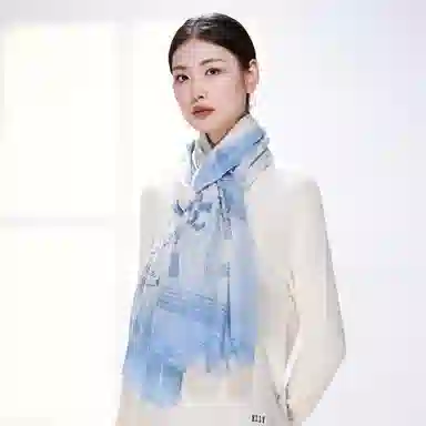 一米画纱 轻盈柔美细腻亲肤保暖空调披肩高档斜纹喷绘印花自然时尚旅游拍照 山羊绒 绒线围巾 女款