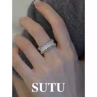 925