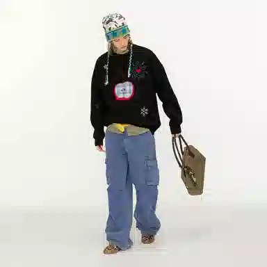 Guuka Christmas Apple Embroidered Sweatshirt