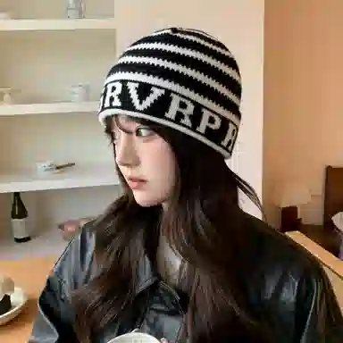 【韩系通勤出街百搭】 攸委 字母条纹毛线针织帽子秋冬季加厚保暖护耳帽大头围显脸小 腈纶 休闲时尚绒线帽包头堆堆帽 男女同款情侣款